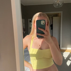 Sommartopp - En perfekt sommrig topp att lysa upp vardagen med! Den har några år på nacken men är väldigt sparsamt använd och därför väldigt bra skick. Den är inte stretchig så därför liten i storleken. ☀️☀️ frakt tillkommer