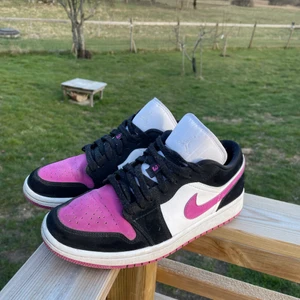 Air Jordan 1 Low - Ett par Air Jordans i färgen Black/Cactus🤍 Köpta september, använda men fortfarande bra skick. Har gått sönder lite (se tredje bild) men man tänker knappt på det. Lite creasade, tyvärr var dom så när jag fick hem dom, köpta på miinto. 💖Nypris 2913💖