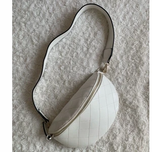 Väska - Säljer denna väskan då jag inte använder den längre. På insidan är den lite smutsig som ni ser på bilden men det är inget märke eller smutta på utsidan. Köparen står för frakt💖