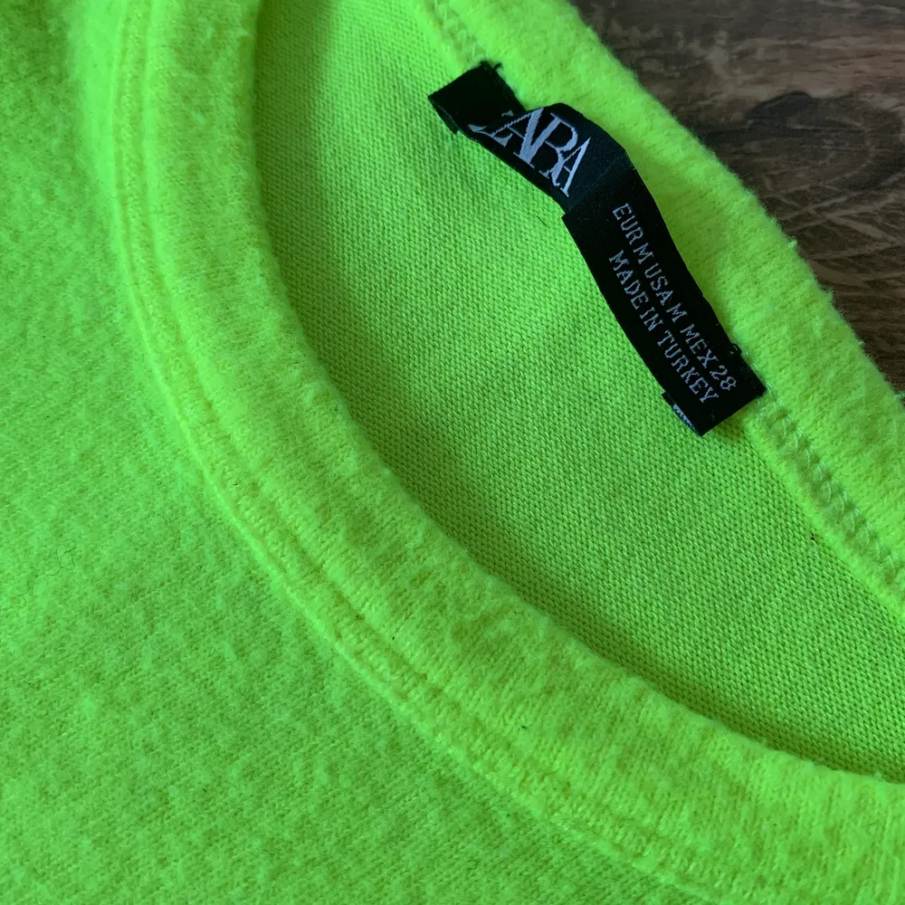 Neongrön tröja i superskönt material! Tight men samtidigt stretchig så passar både Medium och Small💚. Tröjor & Koftor.