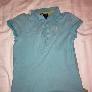 Piké tröja från Ralph Lauren - En superfin piké från Ralph Lauren som sitter snyggt! Den är i bra skick. Köpare står för frakt💕