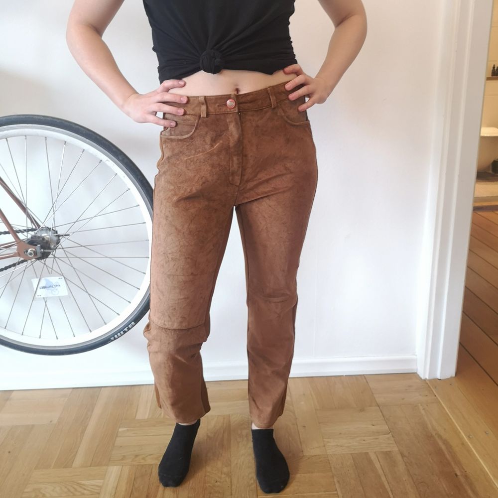Byxor i brunt mocka - Jeans & Byxor | Plick Second Hand