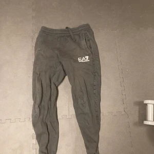 Armani byxor  - Svarta EA7 (armani) mjukis byxor köpta på JD i mall of scandinavia i sommras med en svart armani rand på sidorna, skick 7/10 storlek S