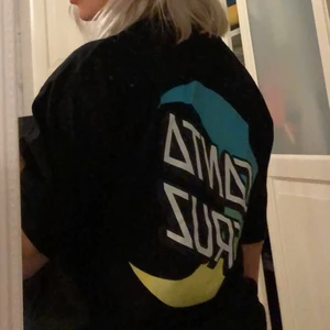 Santa Cruz, t-shirt  - Aldrig kommit till användning, är verkligen helt som ny. Sitter lite oversized på mig som vanliga fall brukar ha XS/S. Pris kan diskuteras vid snabb affär!!