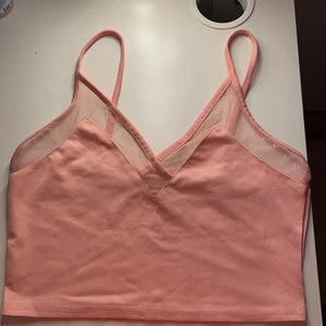 Rosa croptop - Nyskick har inte använt och legat i min garderob länge. 