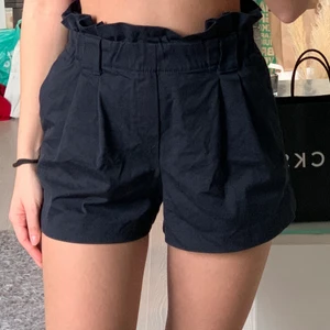Shorts  - Säljer dessa supersöta marinblå shorts! De är jättesköna och i ett tunt material