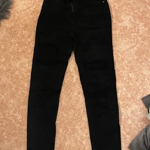 Svarta jeans med flera hål - Dessa jeans är från Lager 157 men jag gjorde egna hål som ser jätte fina ut i sommaren men har inte längre samma storlek. Har inte använt dem sen 1 år tillbaka.