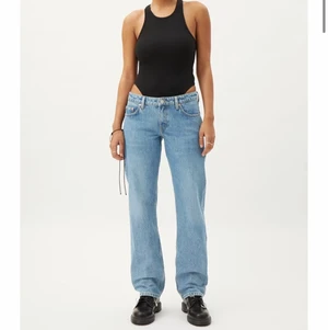 Lågmidjade jeans - Super snygga lågmidjade jeans ifrån weekday i modellen arrow low, sjukt bra kvalitet. Använda ca 3 gånger så iprincip helt nya. Lägg gärna till han budförslag(säljer då dom är för små för mig som brukar ha 27 i midja)