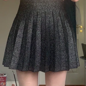 Svart glittrig kjol💞 - Tänkte sälja min kjol från Vintage Dressing, säljer då den inte kommit till användning💞 bara använd 1 gång så den är i princip i ny skick❤️ köpt för 500kr💞 säljer bara vid bra bud☺️ om flera är intresserade blir det budgivning💞 storlek S men jag skulle säga att den passa xs-m