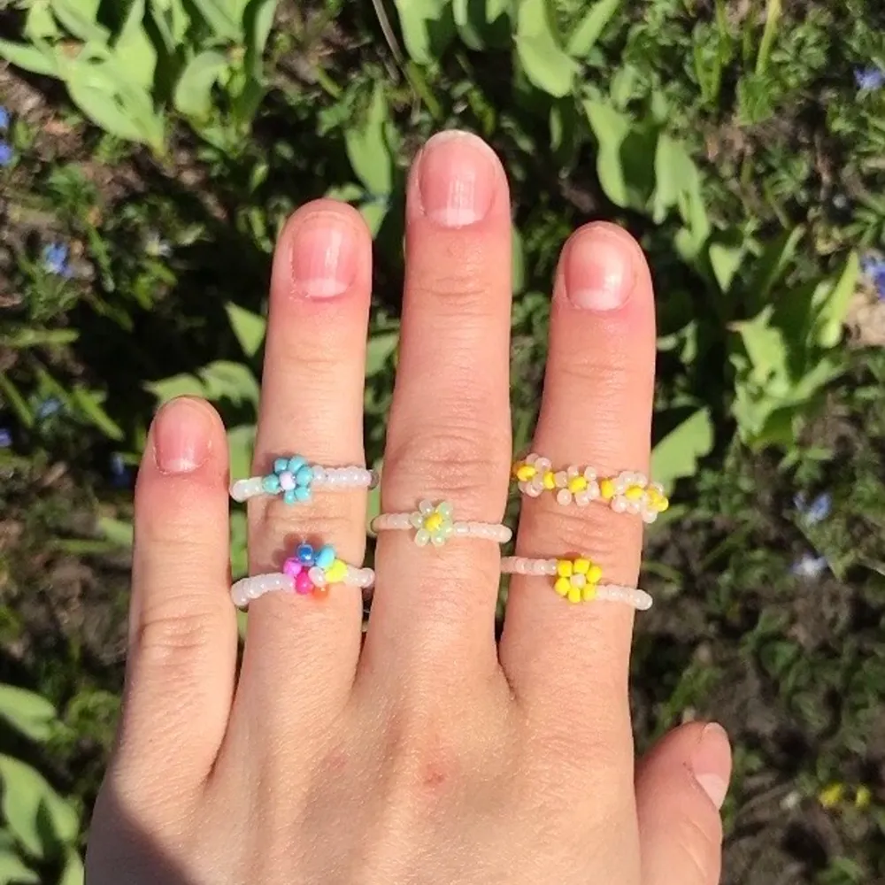 Säljer Blom/körsbärs ringar i önskat färg utefter dina mått för 10kr/st eller 4 för 30☺️🌸 de med flera blommor kostar 15kr/st💗. Accessoarer.