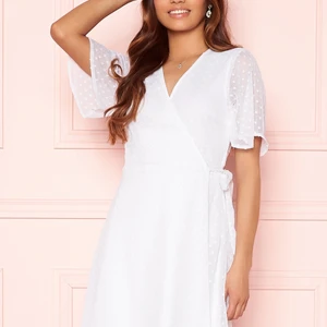 Studentklänning  - Säljer denna otroligt fina klänning som passar perfekt till studenten 😍 aldrig använd, säljer pga att jag hittat en annan klänning och denna inte längre går att returnera 💕 Nypris: 499 kr, jag säljer för 400 men pris går såklart att diskuteras om du skulle vara intresserad 🥰