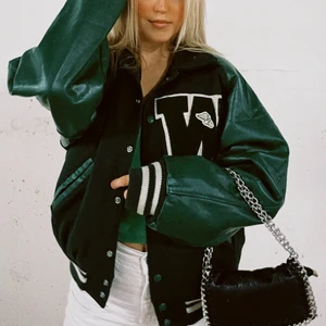  Varsityjacka - Säljer min fina varsityjacka😍 köpte för 1 100 kr. Startbud 300 kr