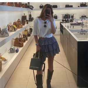 Superfin zara kjol! - Säljer en blå vit rutig sååå fin kjol från zara! Köpt förra året💓inte använd överdrivet mycket och inte alls sliten! Köptes för 400 så Buda!!