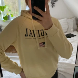 Hoodie  - En gul vår hoodie från Gina tricot🤩 I storleken s, perfekt till kalla sommarkvällar, våren, hösten och vintern🙌
