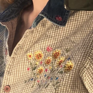 Skjorta med broderade blommor🌼 - skjorta med broderade blommor köpt på secondhand 🌸💐🌻 älskar den!! men har inte kommit till användning tyvärr. kan skickas mot fraktkostnad 🌹