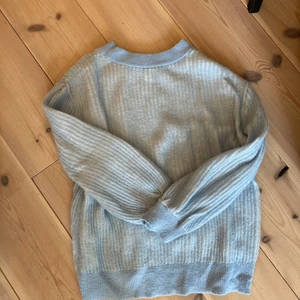 Stickad  - Stickad blå tröja 