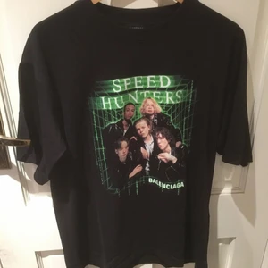 Balenciaga Speedhunter T-shirt i storlek M - Säljer min balenciaga t shirt i storlek M inköpt från Net-a-Porter, kvitto finns! Säljs för drygt 5000kr på Farfetch idag , mitt pris 2700kr , slutsåld överallt  Endast använt fåtal gng då tröjan inte min smak säljer pågrund av oanvändning. 