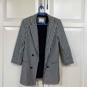 Rutig Kavaj/ jacka - En rutig kavaj från Bershka i storlek S.  Endast använd en gång. 