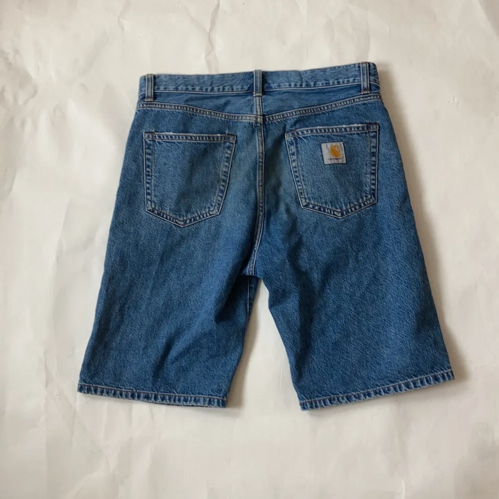 Jeans shorts från Carhartt, jättebra skick inga flaws. Säljer då de ej kommer till användning. Sitter som 32. Shorts.