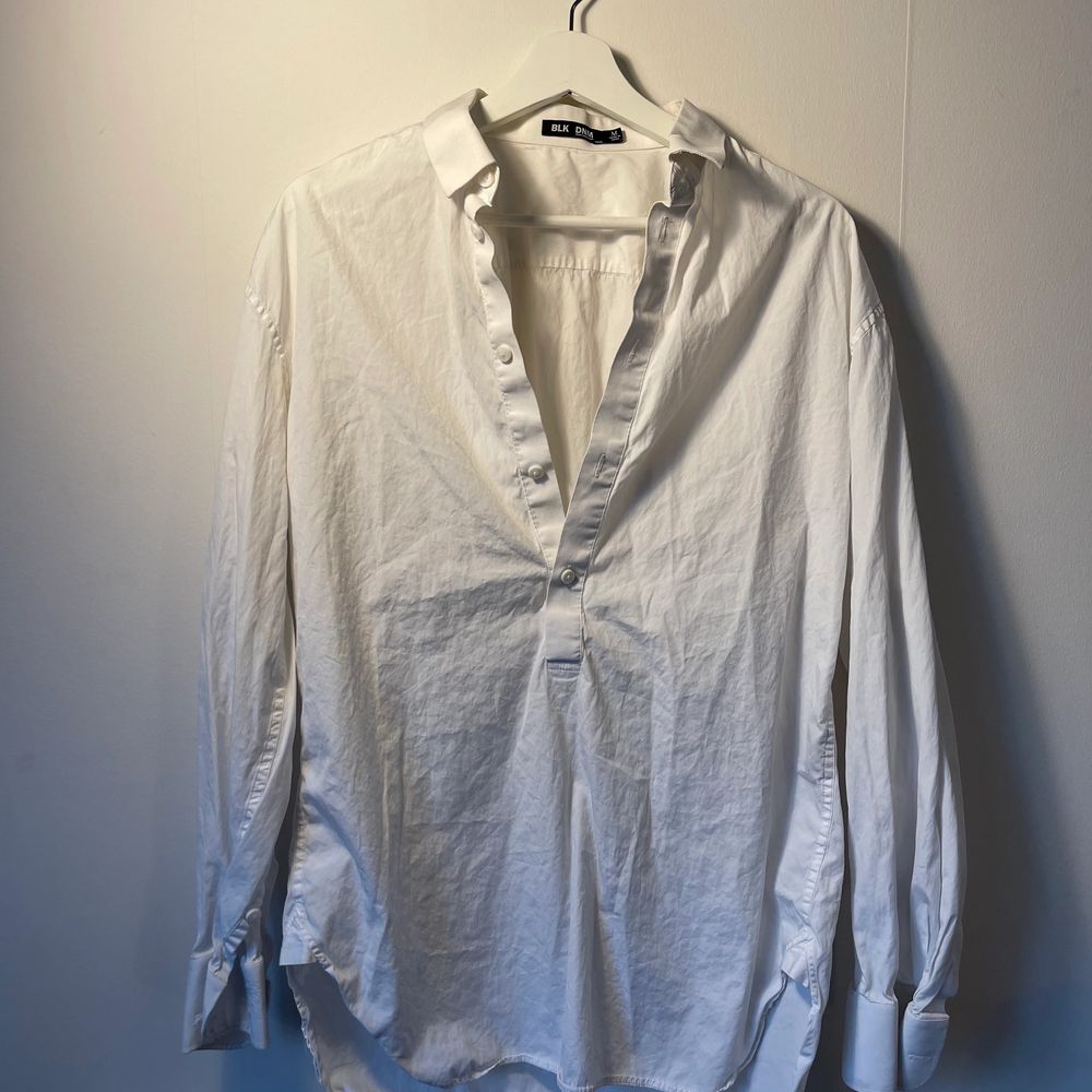 Medium white button down, great for the beach or tucked into your favorite Levi’s ;) . Skjortor.
