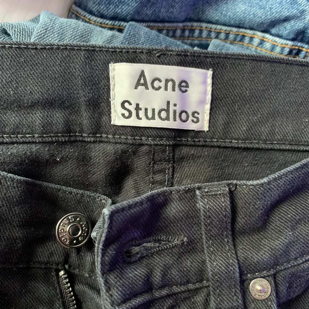 Fina moderna utsvängda jeans från acne studios. Jeans & Byxor.