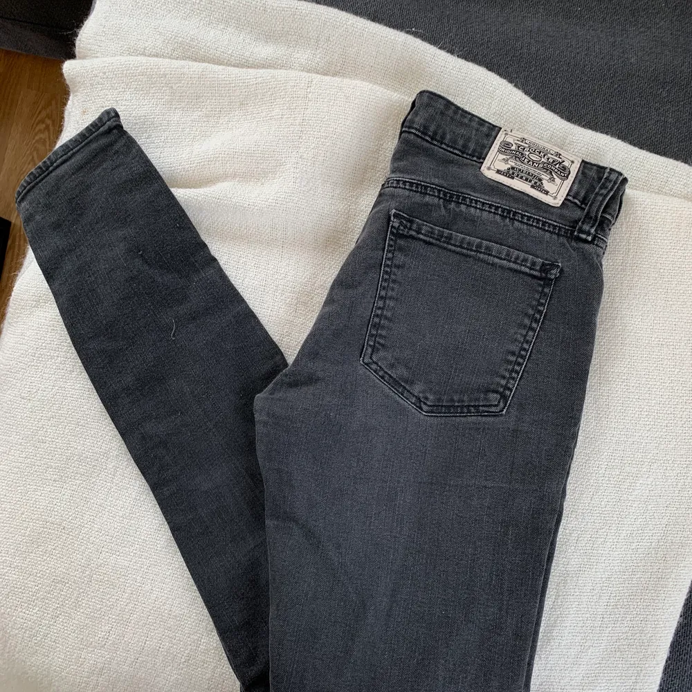 Snygga crocker jeans i storlek 29/32 skinny! Dom är gråa i färgen och i fint skick. Jeans & Byxor.