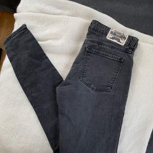 Snygga crocker jeans i storlek 29/32 skinny! Dom är gråa i färgen och i fint skick