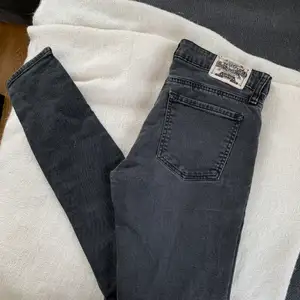 Snygga crocker jeans i storlek 29/32 skinny! Dom är gråa i färgen och i fint skick
