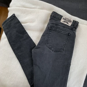 Snygga crocker jeans - Snygga crocker jeans i storlek 29/32 skinny! Dom är gråa i färgen och i fint skick