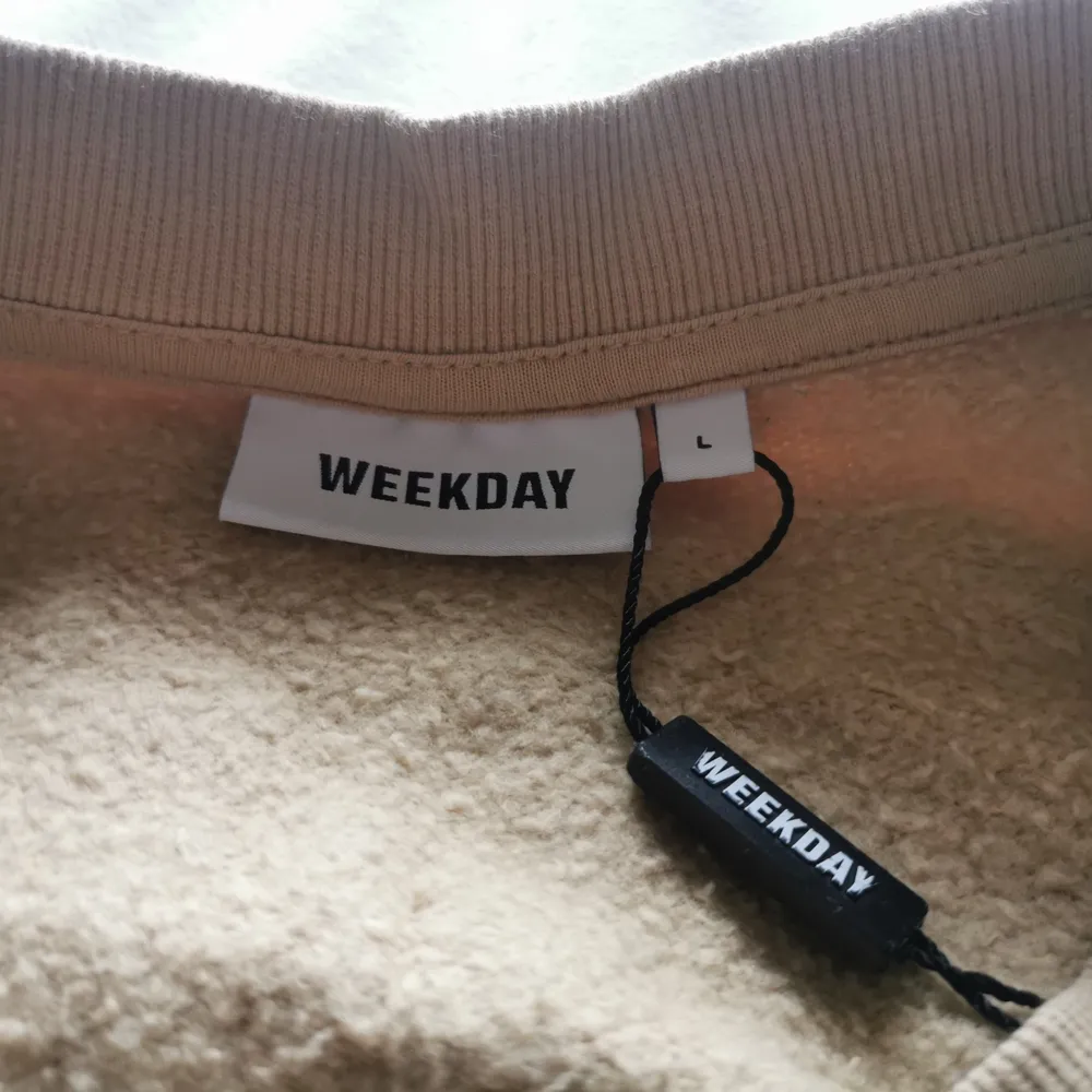En cropped sweatshirt som använts endast ett fåtal gånger och är i bra skick från Weekday. Storlek L och jättemysig! . Tröjor & Koftor.