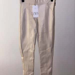 Byxor  - Helt nya, storlek XS, lite insydda nertill som enkelt går att sprätta upp. 