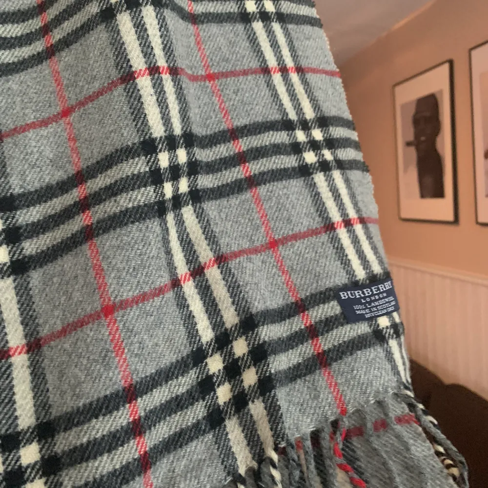 Släpper en Burberry scarf/halsduk, vintage och inte använd. Fick i present så inget kvitto. Helst swish men plick pay funkar . Övrigt.
