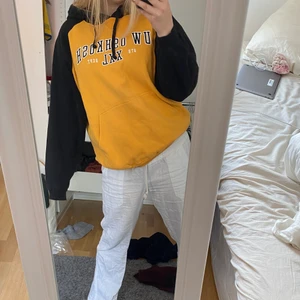 Hoodie  - Säljer den här snygga hoodien som är köpt secondhand! Köparen står för frakten🥰