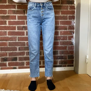 Jeans från Sinsay (polsk affär) - Ett par väldigt snygga jeans som jag köpte i Polen och som jag nu tyvärr växt ur. Bra skick förutom att ena fickan har ett hål men det ser ändå naturligt ut. Om man vill ha fler bilder är det bara att kontakta mig:). Hon på bilden är ca. 153 cm. Köpare står för frakt.