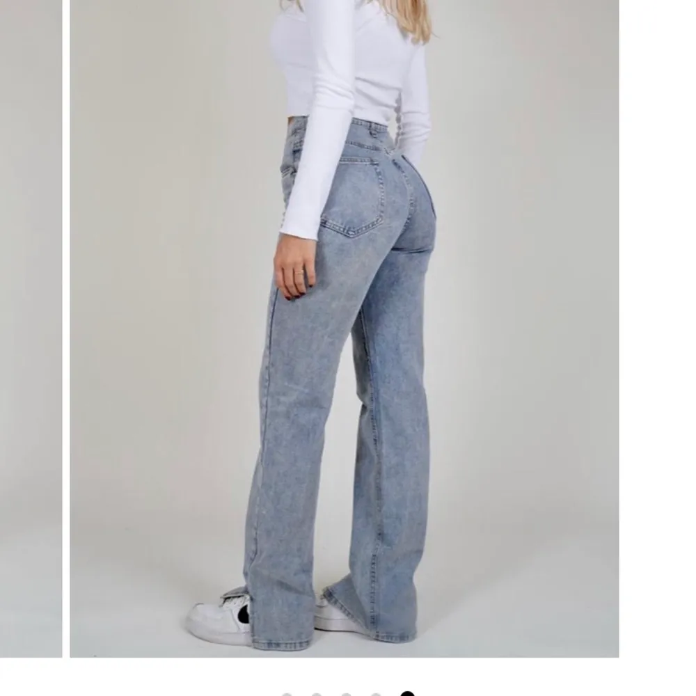 Säljer dessa as snygga jeansen pga att dom var förstora, endast testade💘 köparen står för frakt . Jeans & Byxor.