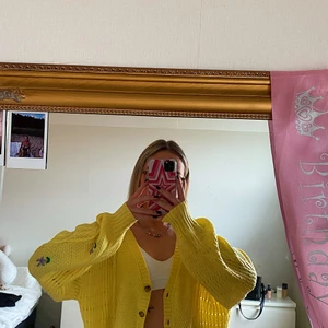 Supersöt kofta!! - Säljer denna otroligt snygga och sköna kofta som inte kommer till använding tyvärr:(( ÄLSKAR färgen och supersnygg nu i vår/sommar!!! budgivning som startar på 90kr