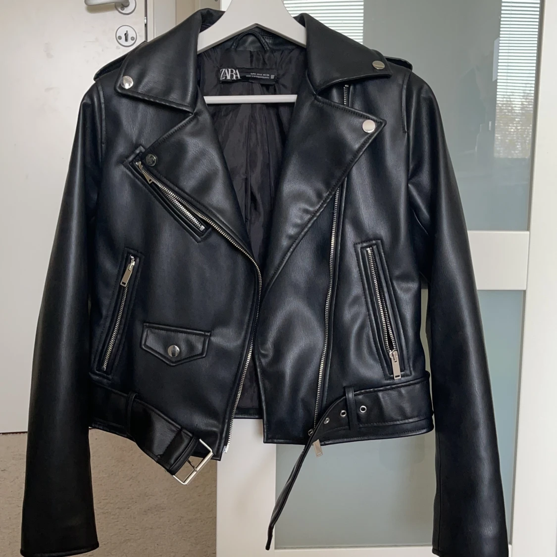 Zara Jacka med skinneffekt  - 90