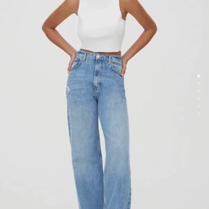 Raka jeans - Gylfen är sönder, annars jätte fina! Strl 34 men passar mig som har strl36/38. 