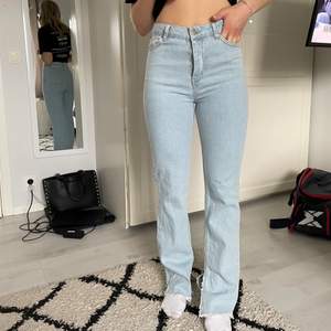 Oanvända jeans med slits från Hanna Schönbergs kollektion med NA-KD😍😍 köparen står för frakten💕