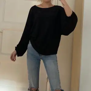 En fin glittrig tröja från Filippa K. Den är i storlek XL men funkar även om man oftast har en mindre storlek och vill ha den lite oversized💕💕 jätte fin till både vardags och lite festligare tillfällen! 