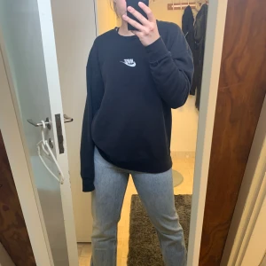 Nike college tröja - Svart college tröja ifrån Nike. Str L, säljer så den inte kommer till användning. Fint skick💖💖 