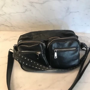 Väska Noella - Säljer min väska från Noella. Använd men i väldigt bra skick! Hämtas på Östermalm! 