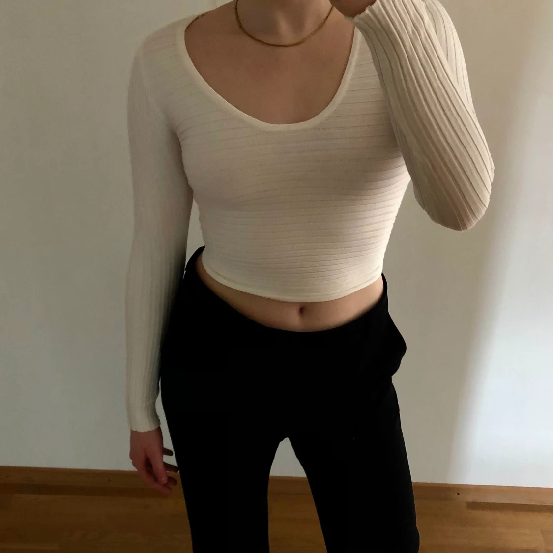 Vit topp med knytdetalj 