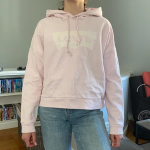 Levis rosa hoodie XS - Levis rosa oversized hoodie XS. Super bra skick.