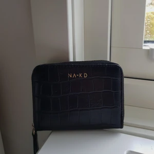 NA-KD - Säljer min oanvända plånbok, inköpt i sommras (2020) men kommer aldrig till användning.  Väldigt smidig att ha med sig ifall man har många kort i väskan. För fler bilder eller frågor skriv gärna privat. Pris kan diskuteras vid snabba affärer. 💫💖