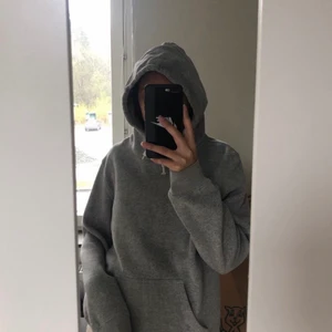 Champion hoodie 🤍 - Snygg får hoodie från Champion, använd fåtal gånger så i fint skick utan defekter. Det står storlek M men det är mer en S, sitter lite oversized på mig som är XS 🤍