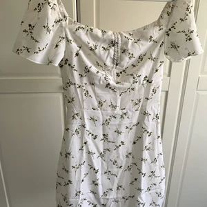 Vit klänning i storlek S - Supersöt vit klänning med blommor på. Den var för liten för mig så kunde inte ha den. Säljer för 100kr + frakt. Om fler blir intresserad så blir det budgivning!🌷
