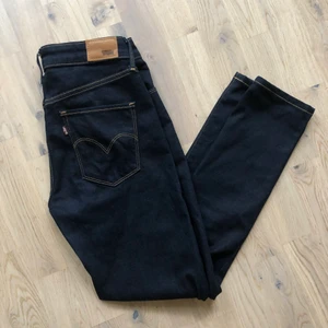 Levis Jeans Högmidja - Mörk blåa Levis i str S/M, dom är som nya och knappt använda ❤️