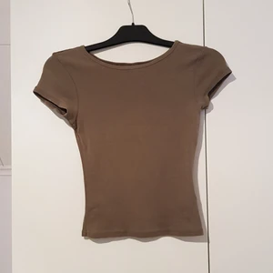 Grön T-shirt🌸 - 🌸T-shirten är grönare i verkligheten.                          🌸Knappt använd