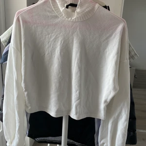 Vit lång armar topp i stl S - Behöver strykas efter tvättning 